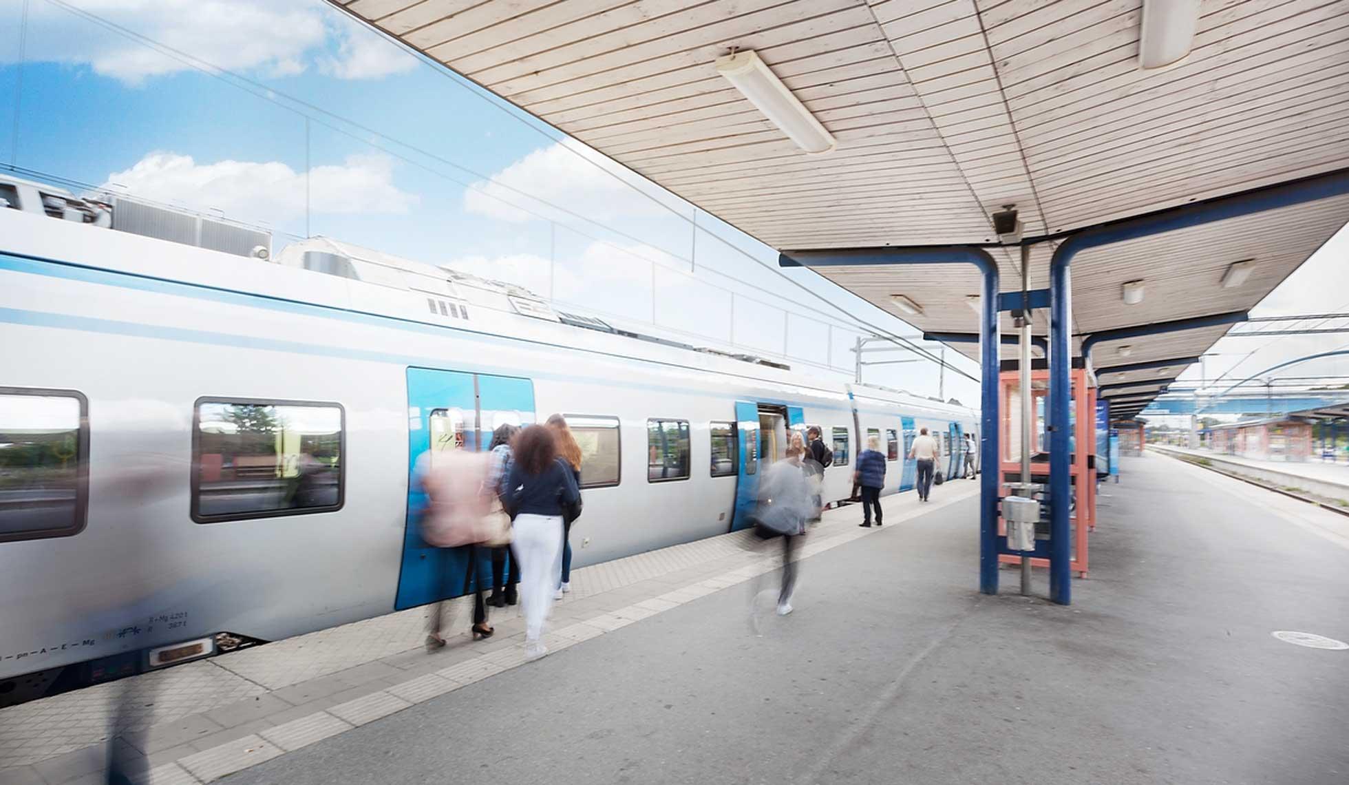 Pendeltåg anländer till perrongen i Upplands Väsby station.
