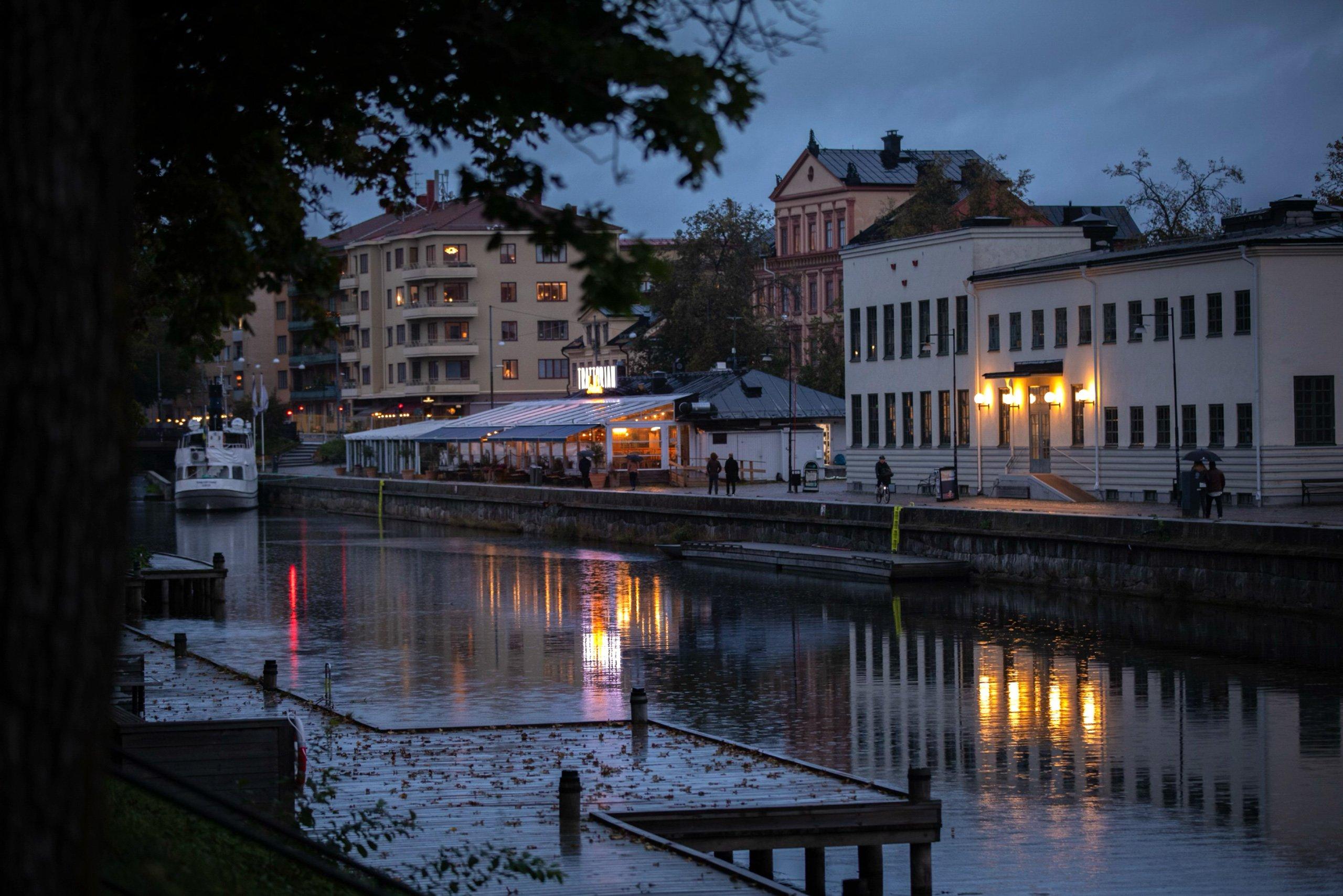 Fyrisån rinner igenom centrala Uppsala (foto).