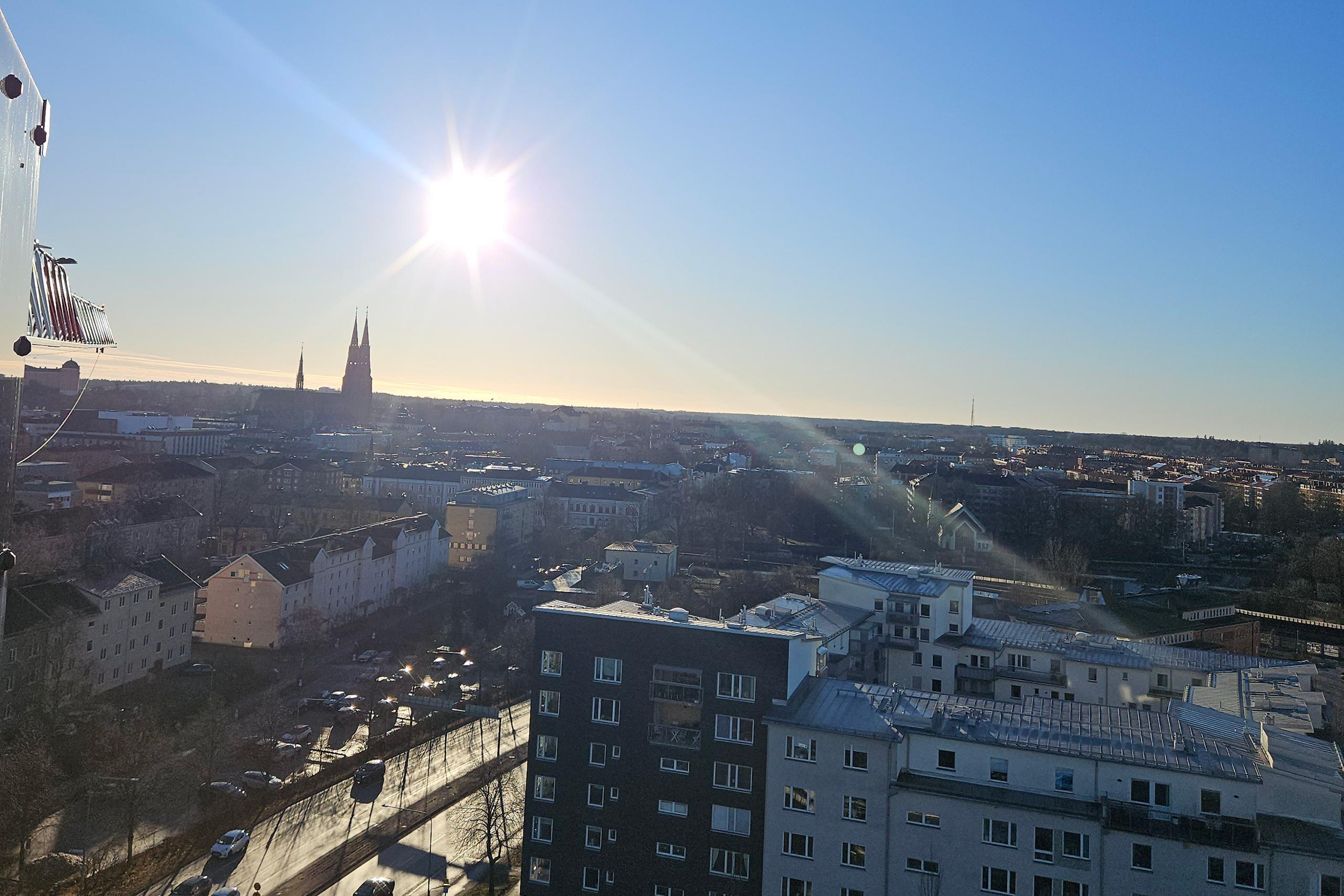 Utsikt över Uppsala med domkyrka och slott från Zenits byggkran i januari 2025.