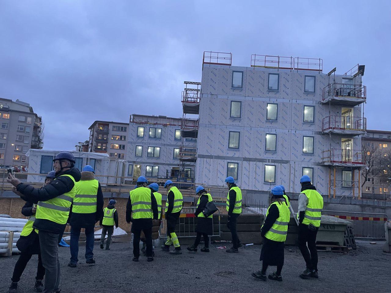 Kunder på stomvisning vid byggarbetsplatsen för Zenit i februari 2025.