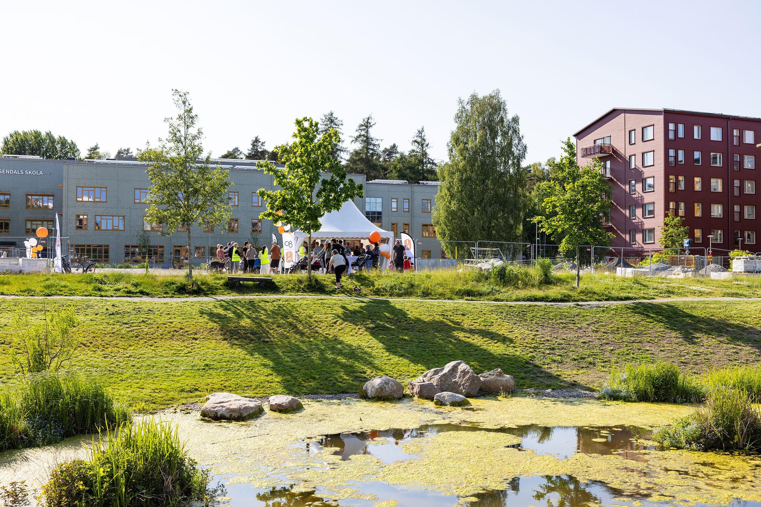 Intressenter besöker JMs tält på platsvisning av kommande kvarteret Bonica.