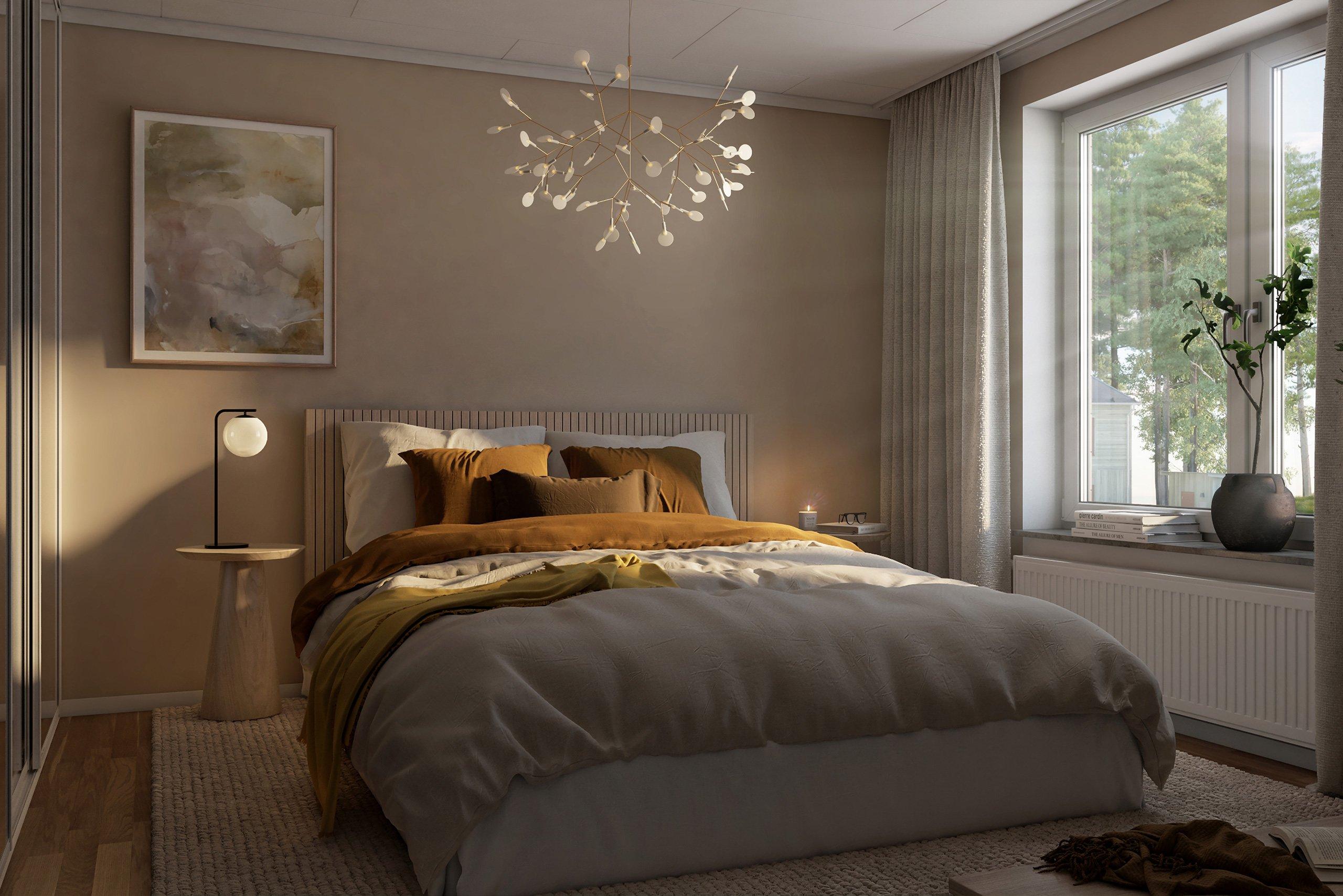 Dubbelsäng i stora sovrummet i huset inrett i rödbruna toner.