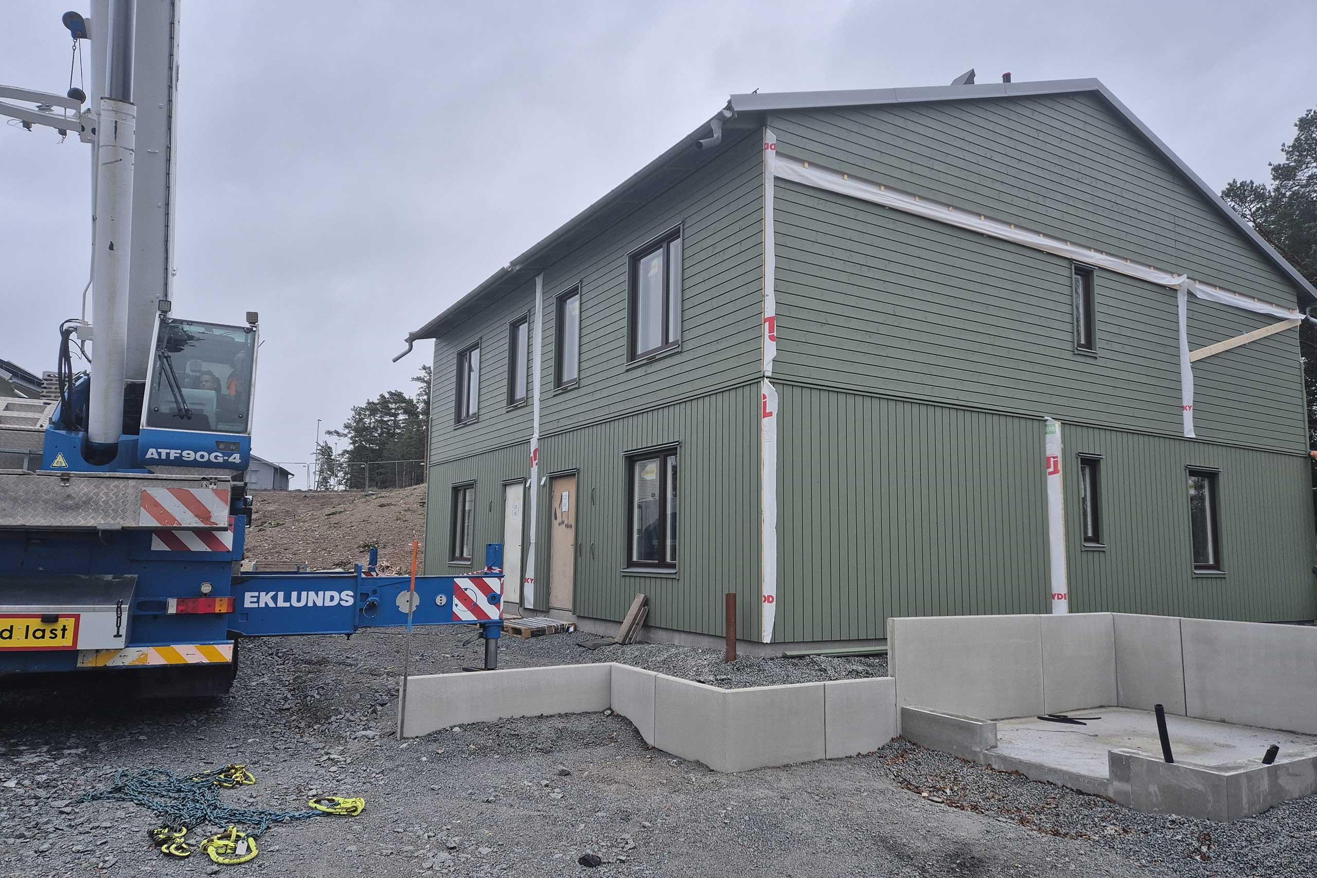 Parhuset 31A är rest på plats i Skölstadalen.