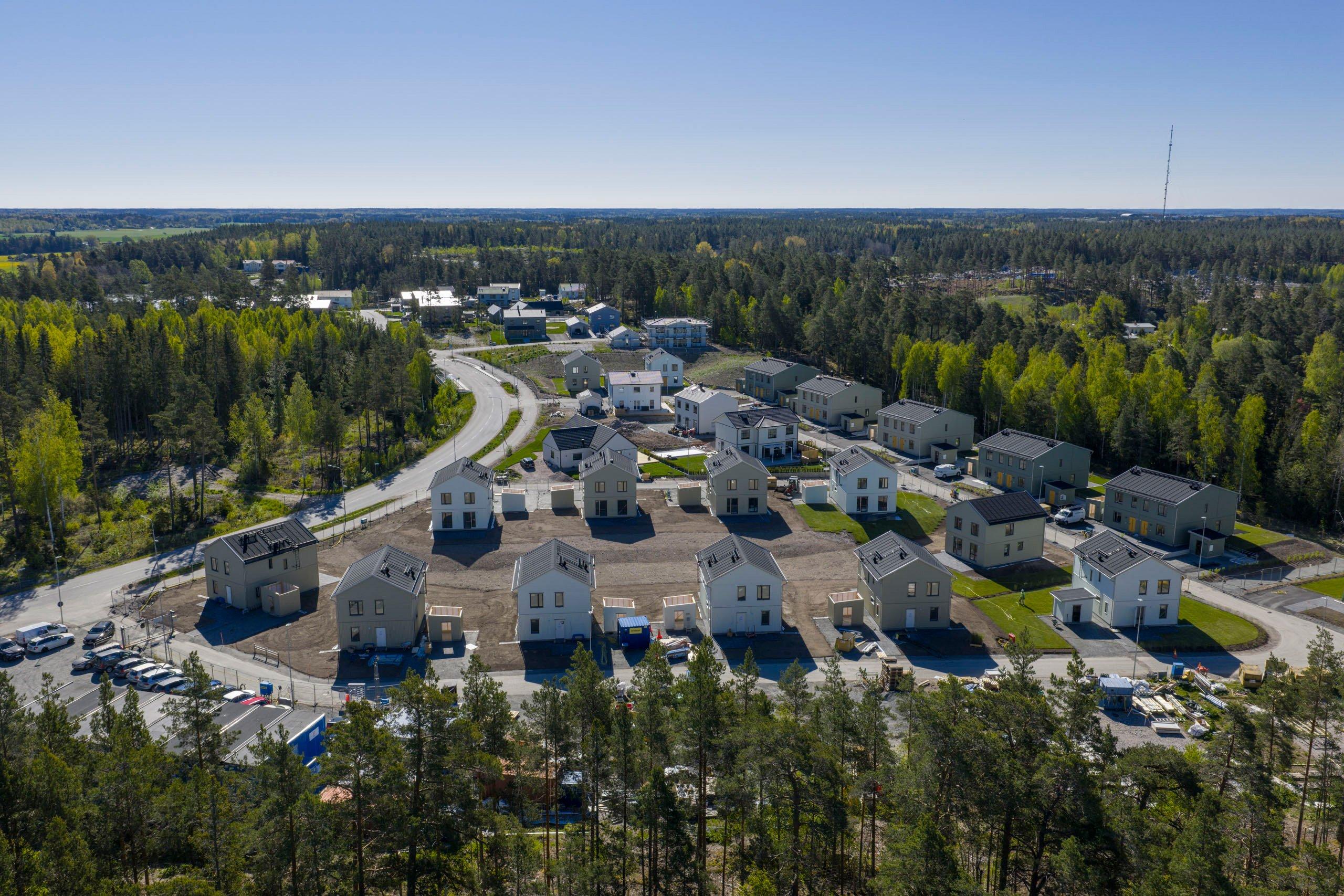 Översiktsfoto över villorna och parhusen i kvarteret Skölstadalen som nu närmar sig färdigställande. 