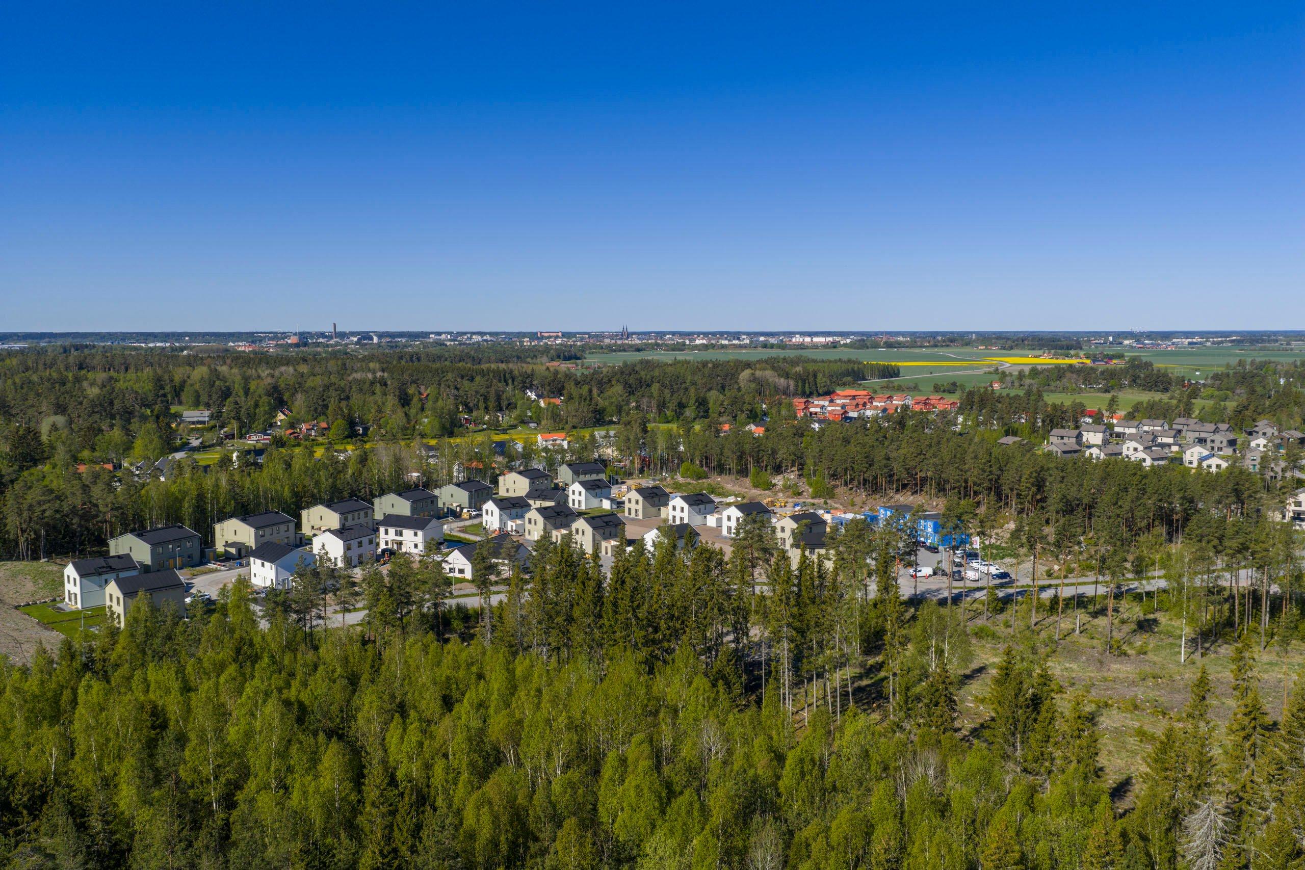 Drönarfoto över nästan färdigställda villor och parhus i Skölstadalen i maj 2025. 