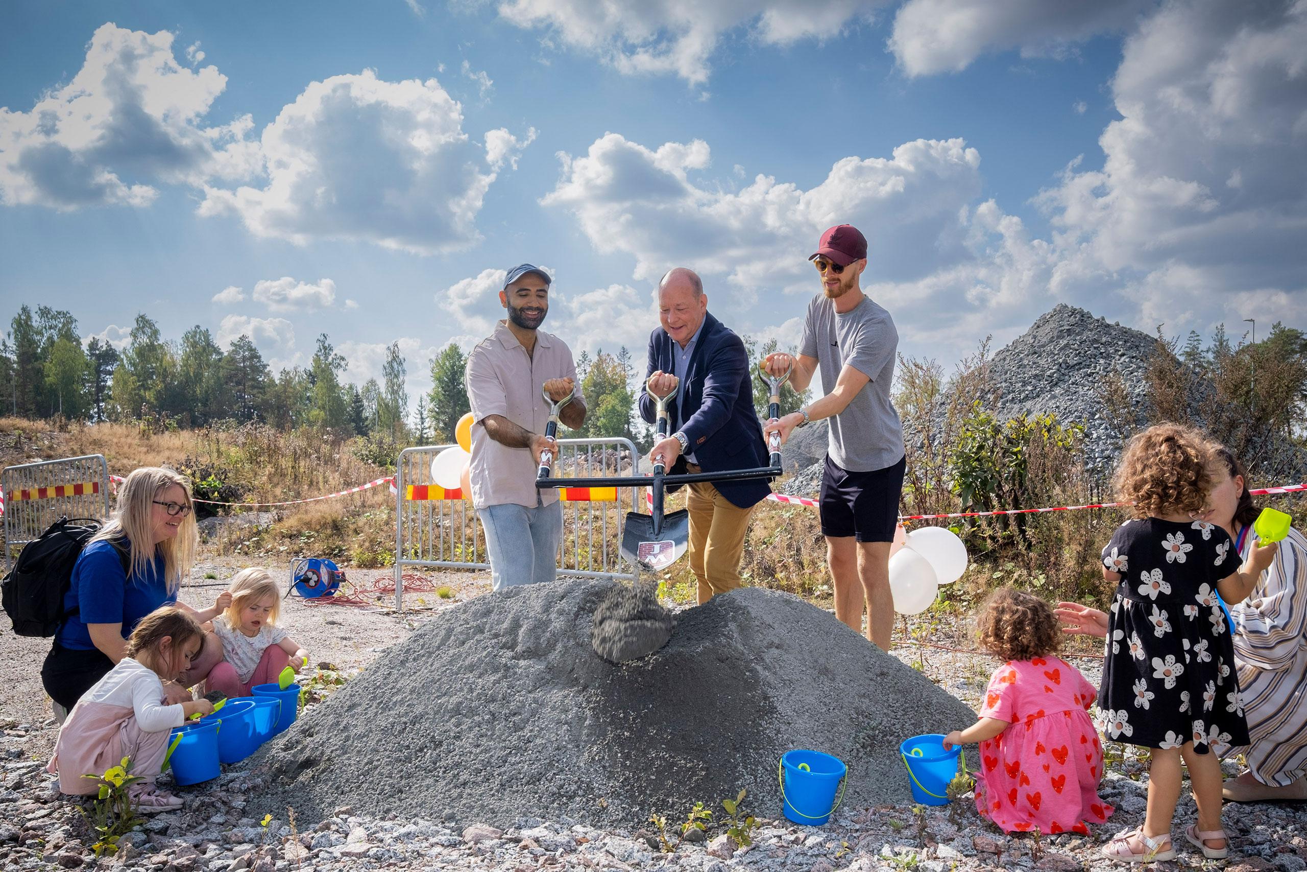 Regionchef Per Johansson tar första spadtaget för byggandet av Skölstadalen tillsammans med två kunder som kommer flytta in längre fram. 
