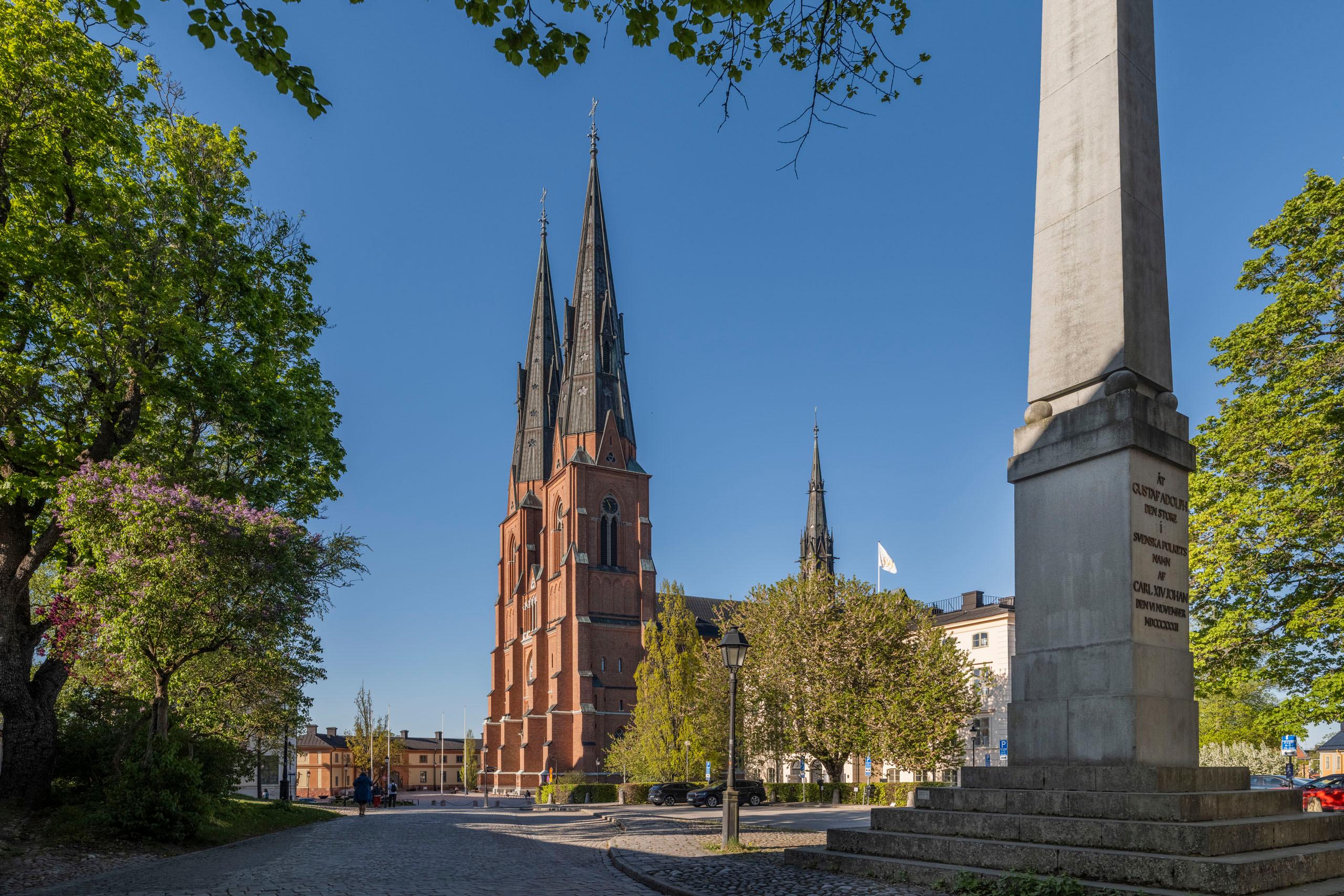 Uppsala domkyrka och Obelisken i Odinslund.