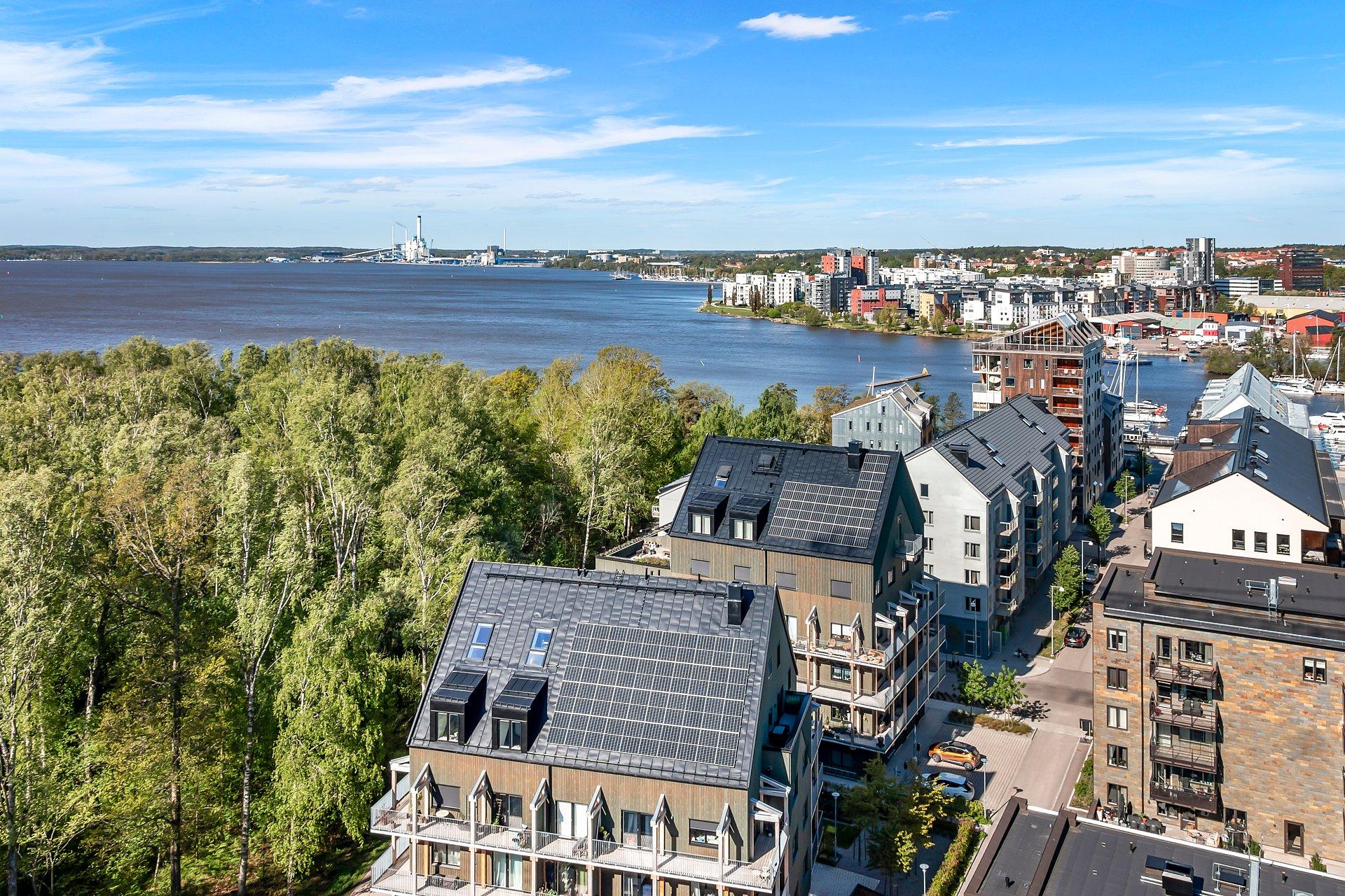 Vy över Mälarens vatten in mot Västerås stad.