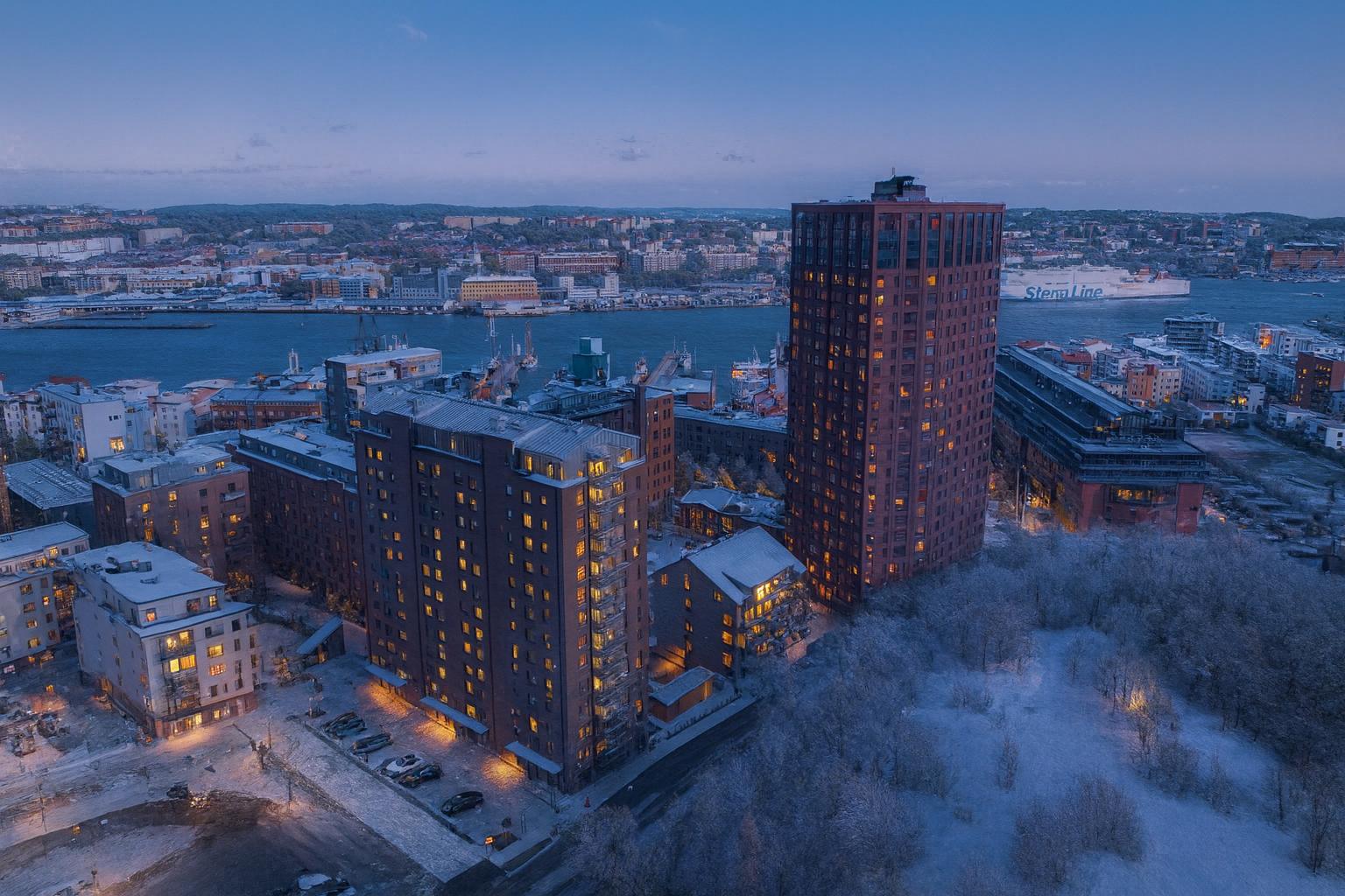 Vintervy över Eriksberg – en harmonisk blandning av gammalt och nytt. Illustrationsbild.