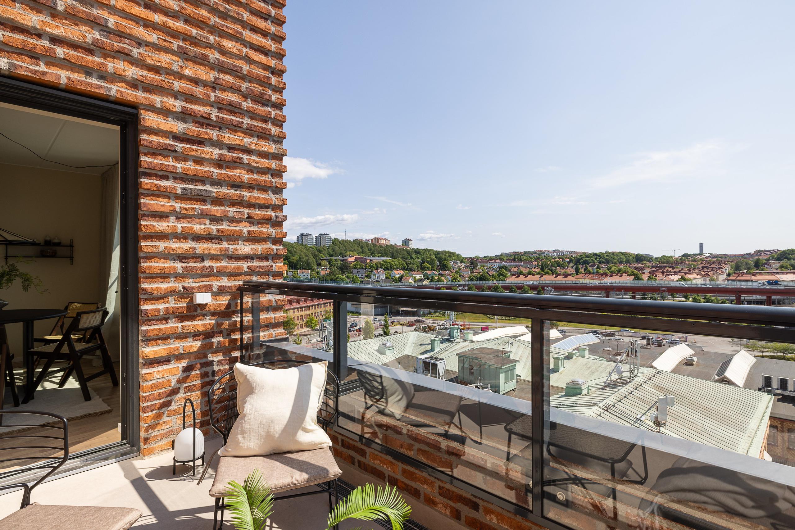 Den robusta tegelfasaden ger balkongen en rustik och tidlös känsla, medan den generösa ytan gör det möjligt att skapa din egen oas med plats för både loungemöbler och växter.