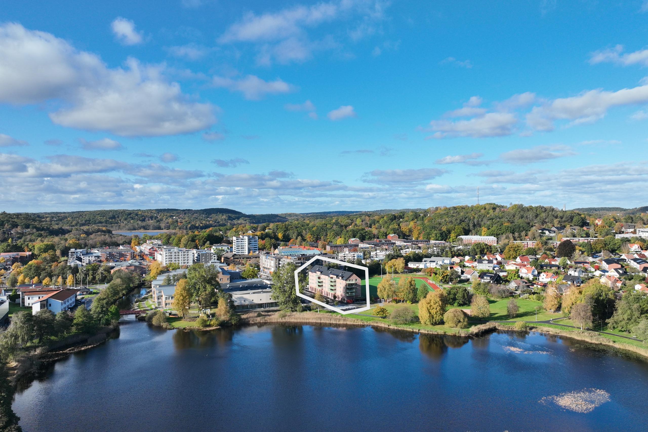 Drönarfoto. Huskroppen är markerad i vitt.