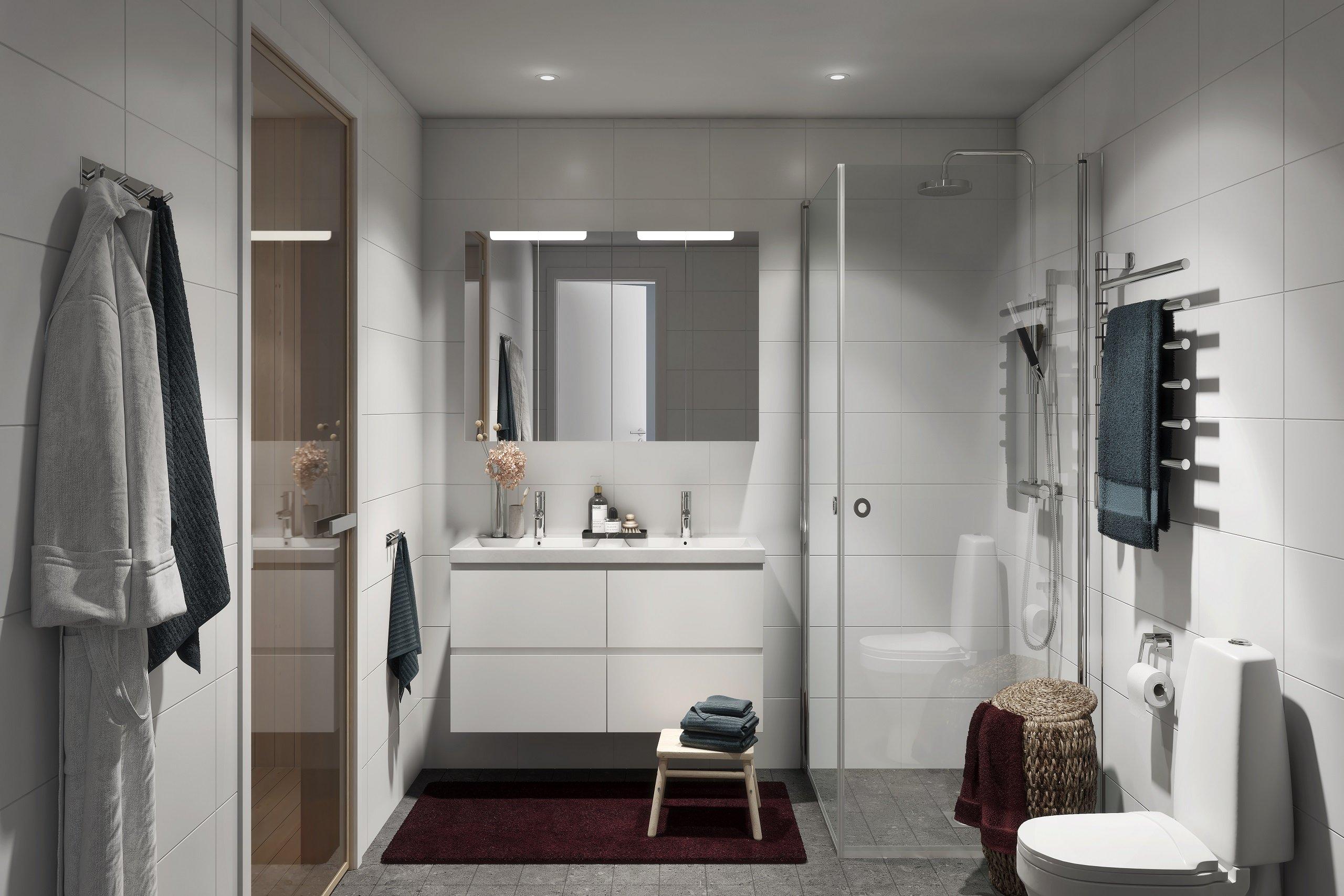 Badrumsinredning i blått och vinrött