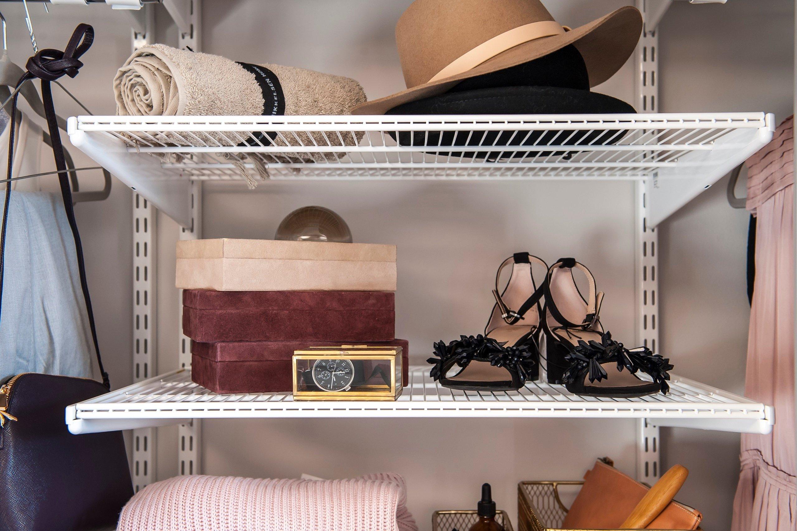 Detalj flexibel förvaring rosa garderob
