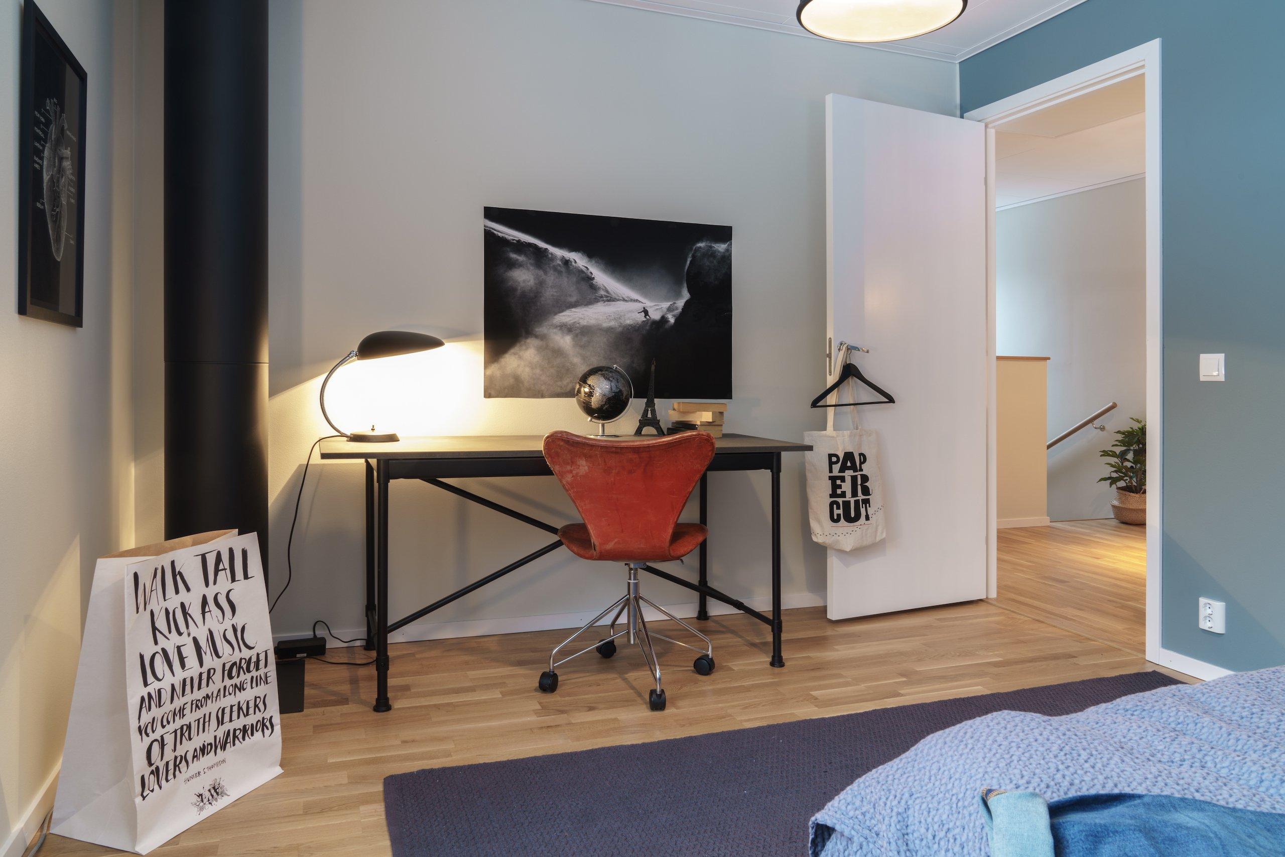 Ett JM sovrum med skrivbord 