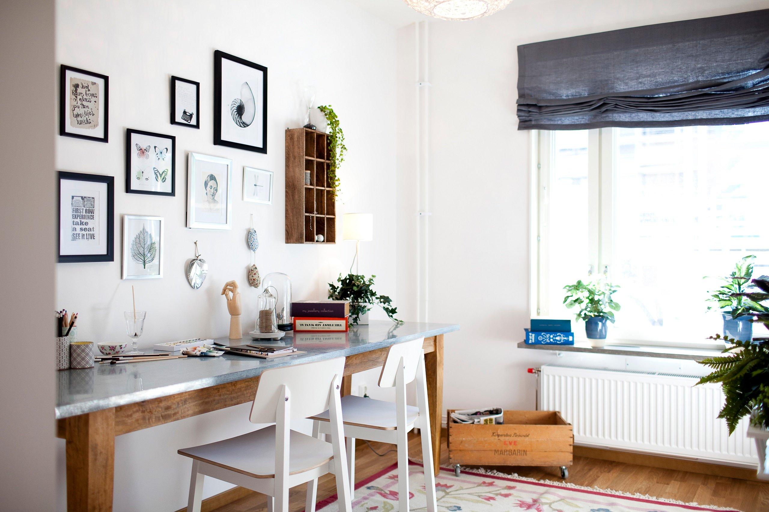 Tavlor i ett hemmakontor i ett JM hem 