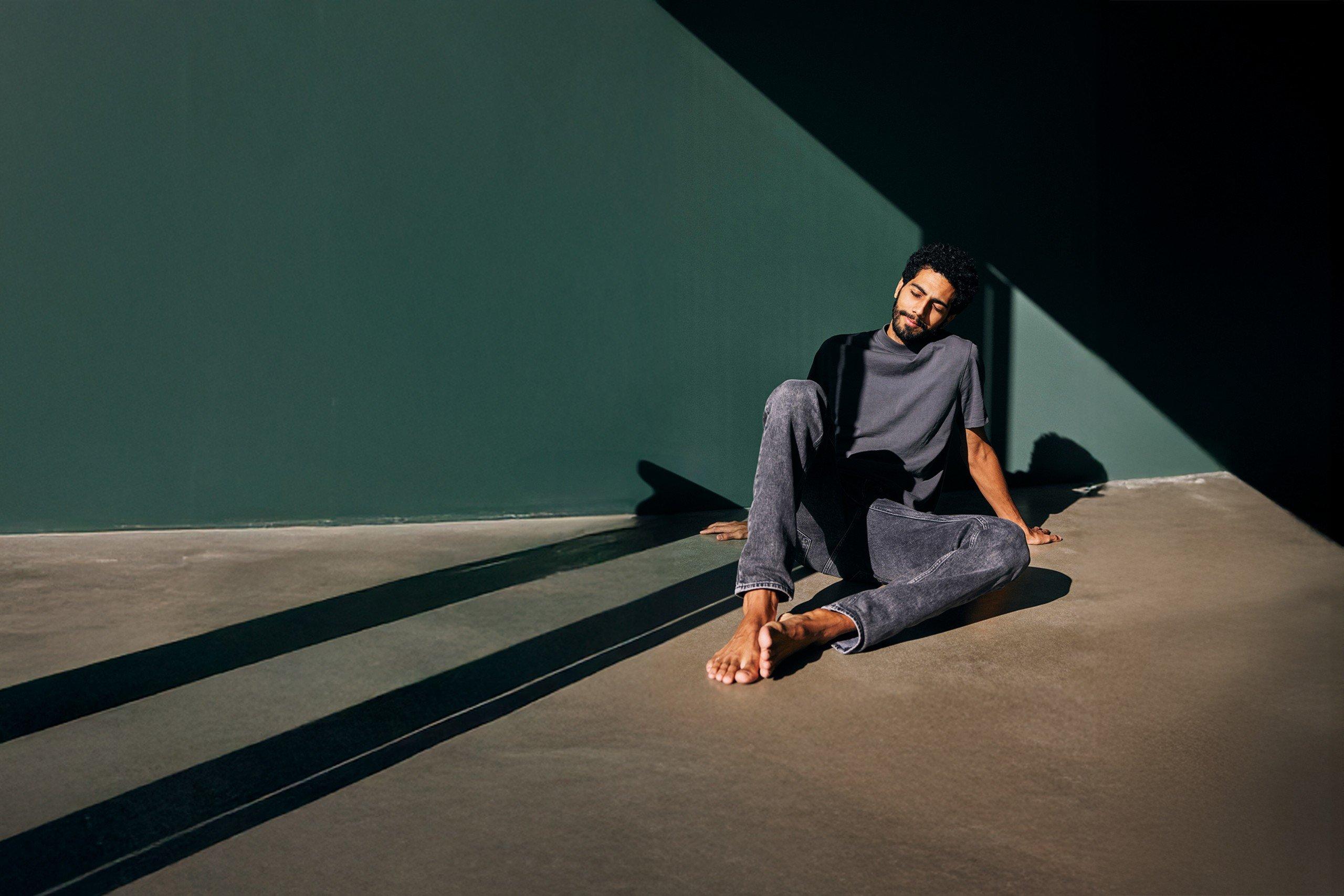 Man sitter lungt på golvet i lägenhet