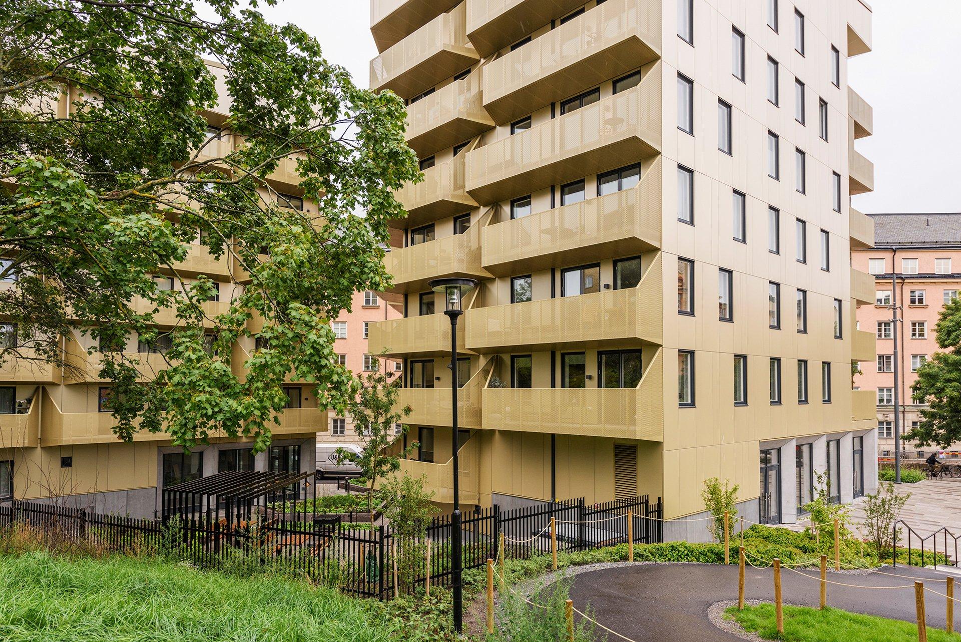 Vy över kvarteret Facetten med kommersiella lokaler för kontor, butik, Café eller restaurang i markplan.