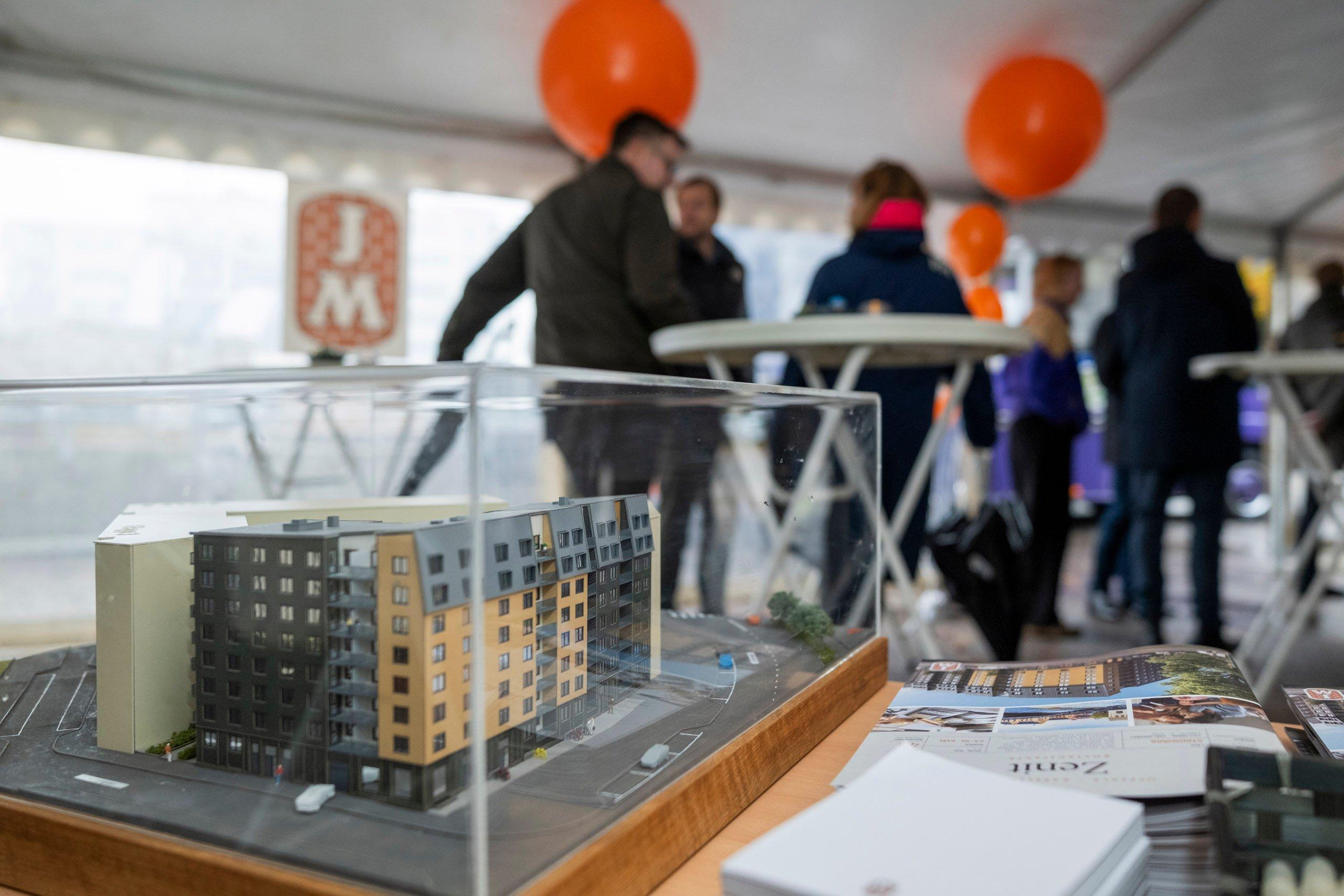 Tält vid första spadtaget för Zenit med inbjudna besökare, Zenits fysiska modell i 3D i förgrunden.