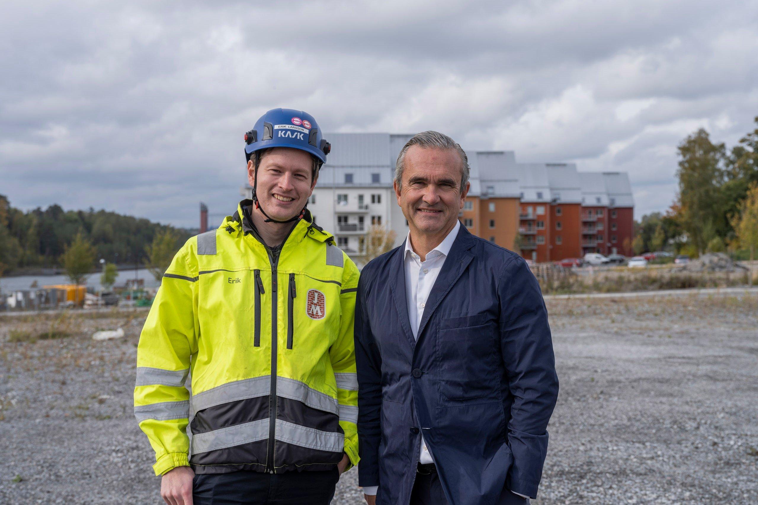 Johan Skoglund och Erika Larsson på spadtaget