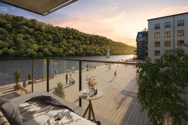 Samtliga lägenheter i Kvarnholmens Brygga får balkong, terrass eller uteplats, varav majoriteten bjuder på utsikt över Svindersvikens vatten och ett härligt solläge (visionsbild).