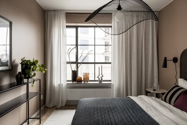 Sovrum med spröjsade fönster