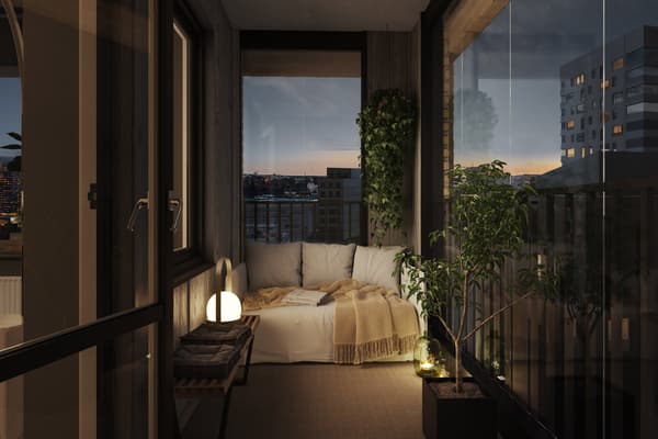 Inglasad balkong med eftermiddagssol (visionsbild)