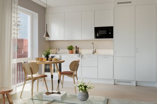 Du sätter enkelt din egen prägel på köket med våra många kombinationsmöjligheter, både kostnadsfritt och till en kostnad, som ger tidlösa, ombonade eller trendiga kök (visionsbild).