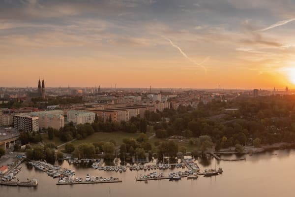 På 24:e våningen ligger Skyline 24 - en spektakulär våning med vidsträckt utsikt över Stockholms stadssiluett och Årstaviken.