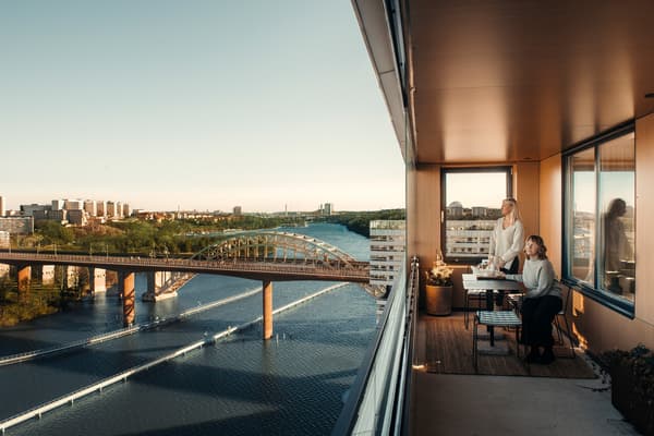 Inredarna Emelie Waxin och Marie Ramse på balkongen i visningsbostaden på Liljeholmskajen. Foto: Samuel Unéus  
