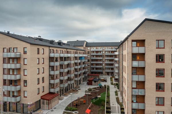 JM Havreflingan i Söderdalen, nyproducerat hyreskvarter med mosaik på fasaden.