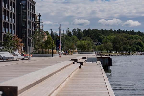 Trädäck vid vattnet. 