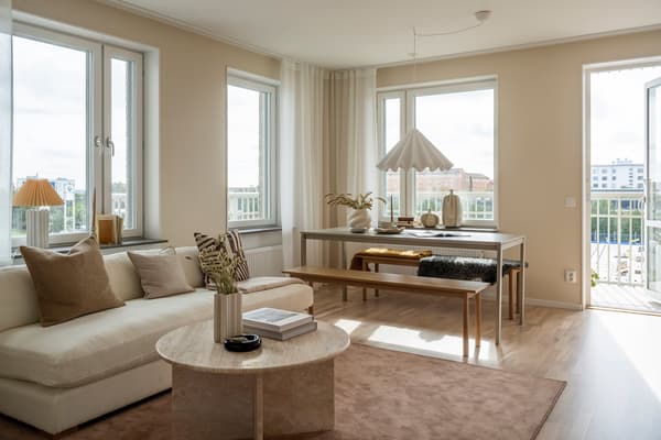 Vardagsrum med öppen balkongdörr. 