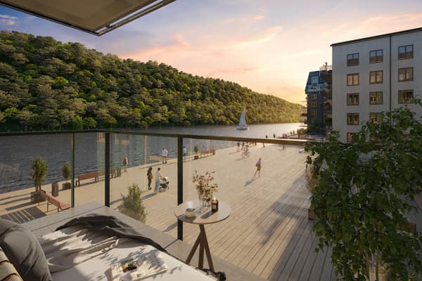 I Kvarnholmens Brygga bor du med vattnet utanför dörren, i bästa söderläge. Här erbjuder vi 73 ljusa, nyproducerade lägenheter med öppen planlösning och balkong, terrass eller uteplats (visionsbild).