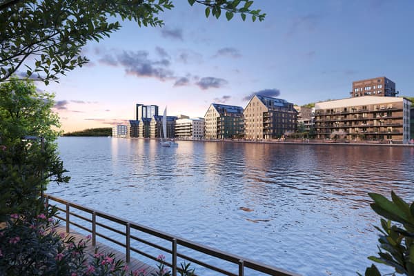 JMs kvarter Kvarnholmens Brygga längs kajpromenaden på södra Kvarnholmen.