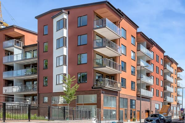 Byggnaden färgsätts i mustiga bruna nyanser och fasaden kläs med puts och trä.