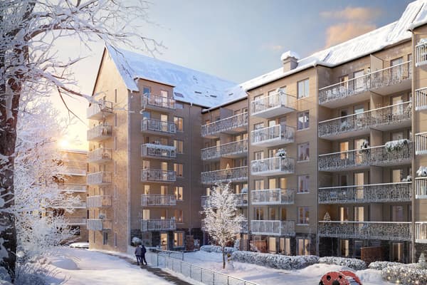 Modernt bostadskvarter med snötäckt innergård.
