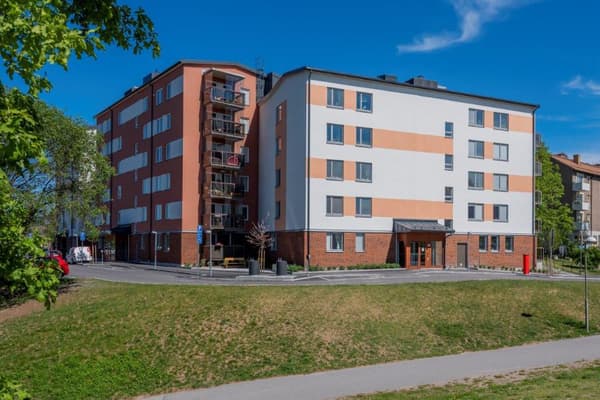 Kvarteret Tjärtunnan består av moderna hyresbostäder mitt i lummiga Enskede.