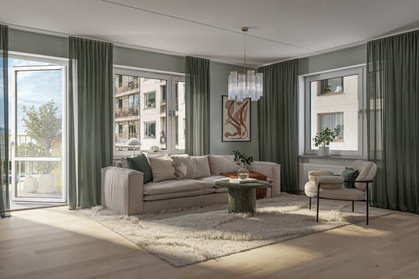 Ljust vardagsrum med soffhörna och öppen balkongdörr.