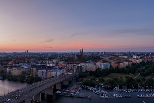 I bästa läge intill vattnet, längst ut på Marieviks Udde, planerar vi för Townhouse och Skyline 24. Två unika våningar utsikt över Stockholms stadssiluett och ett exklusivt inredningskoncept signerat Wingårdhs Arkitektkontor.