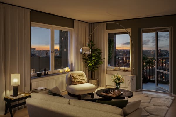 Vardagsrum med balkong och fönster i två väderstreck.