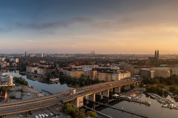 Mitt på Marieviks Udde planerar vi för Spiran – södra stans högsta bostadshus. Med sina 32 våningar över vattnet och balkonglägen i alla vädersteck bjuder Spiran på milsvid panoramautsikt över Stockholms skyline och Årstavikens vatten. 