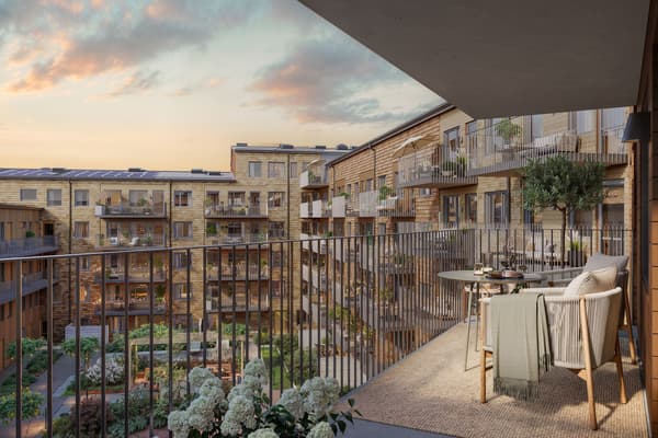 Roden är ett familjevänligt kvarter med nyproducerade lägenheter om 1-5 rum och kök och stadsradhus i en lummig del av Täby Park. Här bor du bekvämt i lägenhet eller stadsradhus med balkong, uteplats eller terrass i fina sollägen (visionsbild). 