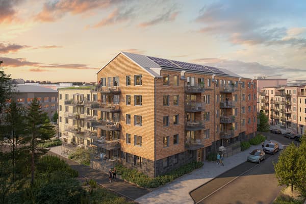 Människor ute på sina balkonger. 