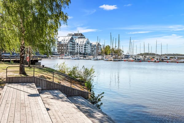 Vy över småbåtshamnen i Öster Mälarstrand.