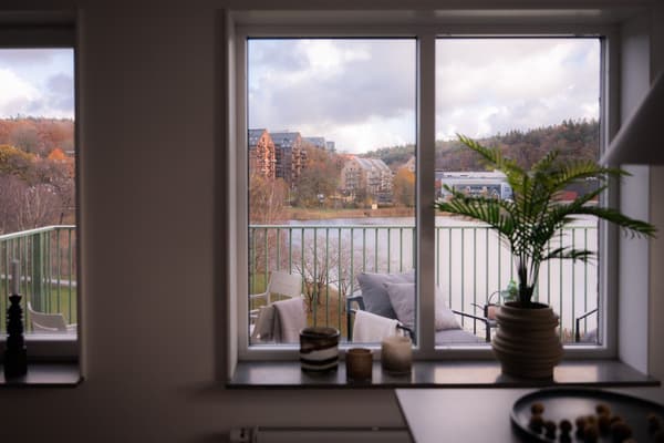 Vardagsrum med plats för umgänge. Foto från bostad 31402