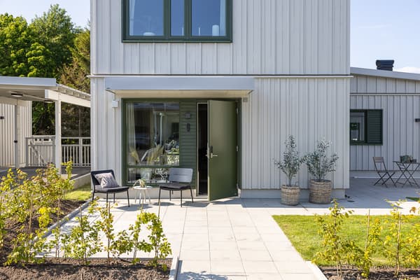 Utsidan och trädgården har en färdig utformning när du flyttar in, alltifrån altan, gräsmatta, stenläggning, häck och murar.