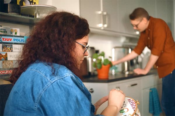 Niklas och Katja i köket på en JM lägenhet