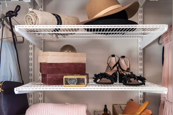 Detalj flexibel förvaring rosa garderob