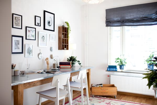 Tavlor i ett hemmakontor i ett JM hem 