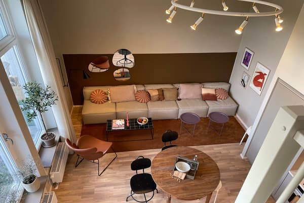 Återbrukade möbler i ett JM vardagsrum